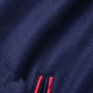 Veste universitaire bleu marine pour homme avec manches crème et bordure rouge, logo imprimé sur le devant, col rabattu, fermeture éclair, vêtement d'automne - Product Image 5