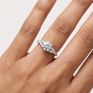Bague de fiançailles classique de luxe pour femme avec diamant de laboratoire taille brillant en platine PT950 certifié IGI pour anniversaire de mariage - Product Image 4