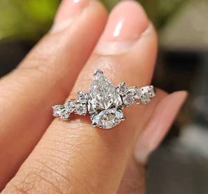 Anillo de Compromiso de Lujo para Mujer, con Diamante Cultivado en Laboratorio de 1 Quilate, Corte Pera, Color E/F, Sin Níquel, Sin Plomo, Clásico, Oro Amarillo de 14k - Product Image 4