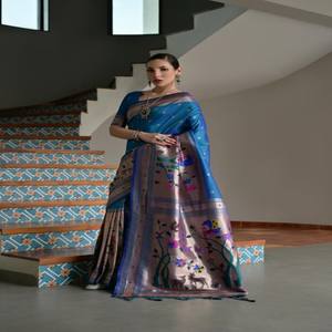 Sari Paithani en soie Banarasi douce VASTRA COTTAGE avec broderie Zari, pallu Paithani, bordure Meena, pompons fantaisie et pièce de tissu pour la blouse - Product Image 6