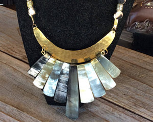 Collier en corne de buffle naturelle polie sculptée à la main, pendentif gravé, art tribal moderne, bijoux bohèmes tendance, vente en gros, curiosités - Product Image 5