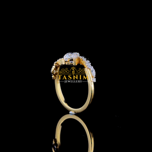 Anillo de Compromiso Tasnim para Mujer con Moissanita VVS Corte Pera Solitario, Engaste de Puntas, Estilo Clásico, Banda Plateada Bañada en Oro - Product Image 3