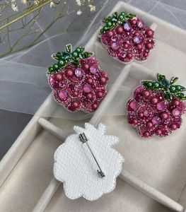 Belle broche brodée florale perlée pour robes, pulls et blazers, broche artisanale de style affirmé - Product Image 1