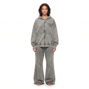 Ensemble deux pièces streetwear pour femme : sweat à capuche gris en molleton de coton délavé à l'acide, coupe décontractée, et pantalon jogger évasé à jambe large - Product Image 1
