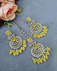 Pendientes de diseñador con circonita cúbica en forma de media luna y conjunto de mangtika, conjunto de joyería de moda para fiestas con piedras preciosas, cristales y perlas. - Product Image 3