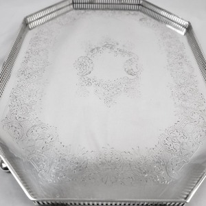 Plateau décoratif en argent, forme géométrique, design traditionnel, poignée gravée, pièce unique, artisanat métallique - Product Image 6