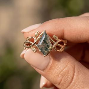 Anillo de cristal verde musgo de lujo con diseño de jaula abierta, joyería de diseño contemporáneo, colección de bodas para mujer - Product Image 1