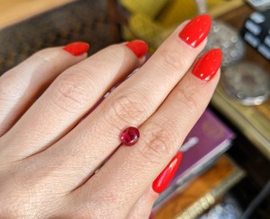 พลอยทับทิมแดงทรงรีตัดจากธรรมชาติและจากห้องทดลองสร้างตามขนาดที่กำหนดเองสำหรับการทำเครื่องประดับ - Product Image 3