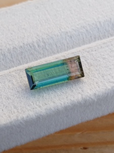 Haram Gems Art - Turmalina Bicolor Natural, Corte Baguette, 12x4.80 mm, Gema Suelta Facetada, 2.10 Quilates, Dos Tonos, Origen Africano, para Anillo - Product Image 1