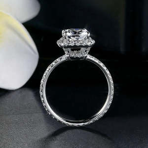 แหวนหมั้นเพชรโมอิสซาไนต์ทรงคุชชั่นหรูหราปรับแต่งได้จาก RB Gems ประดับด้วยเพชรแบบ Halo ตัวเรือนเงินแท้ 925 ชุบทอง สำหรับเจ้าสาว - Product Image 4