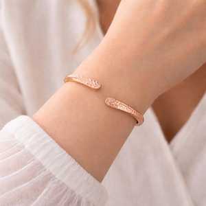 Brazalete de Cobre Puro Martillado a Mano para Mujer, Brazalete Abierto Ajustable Hecho a Mano, Joyería Rústica Minimalista - Product Image 5