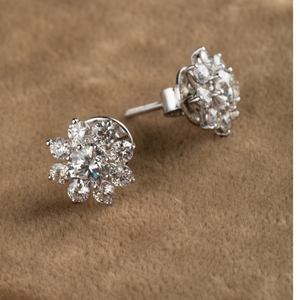 Pendientes de tuerca con diseño floral de diamantes de corte redondo en oro blanco de 14K, elegante joyería fina botánica para mujer, 2.39 ctw, regalo - Product Image 1