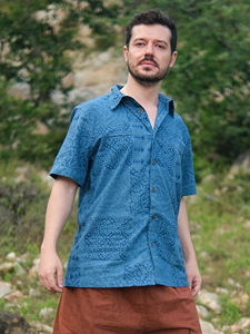 Camisa de Manga Corta de Algodón con Estampado Ajrakh Azul Índigo Hecha a Mano para Hombre, Ropa Casual Sostenible para el Verano, Atuendo para Festivales - Product Image 2
