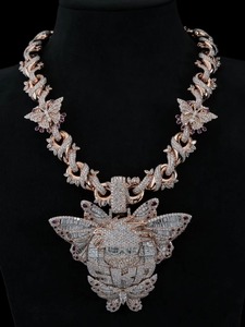 สร้อยคอจี้รูปผีเสื้อประดับมอสซาไนต์ชุบทองคำขาว 925 พร้อมเพชรทรงบาแกตต์ ดีไซน์หรูหราสำหรับผู้หญิง เหมาะสำหรับงานปาร์ตี้ - Product Image 1