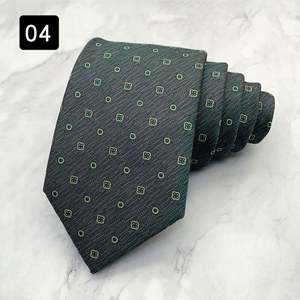 Corbata de poliéster con estampado floral pequeño verde fresco y logo para hombre, ideal para trajes formales o casuales de negocios. - Product Image 5