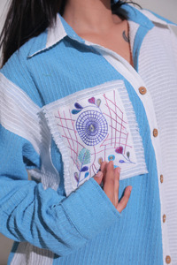 Chemise boutonnée en tricot bohème pour femme, avec broderie, manches longues de couleur contrastée, coupe ample, col rabattu - Product Image 5