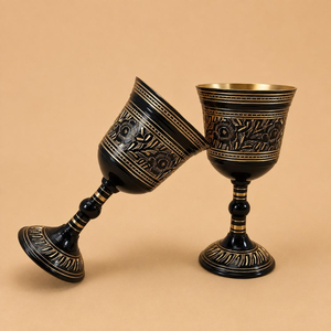 Copa de Vino de Latón con Acabado Negro Antiguo y Grabado Floral Dorado, Cáliz Decorativo para Decoración de Mesa de Bar en Casa y Ocasiones Especiales - Product Image 3