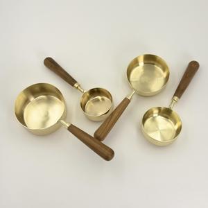 Nuevo Producto en Oferta, Juego de Tazas y Cucharas Medidoras de Acero Inoxidable con Mango de Madera para Cocinar y Hornear - Product Image 4