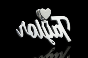 Colgante con Nombre Taylor, Chapado en Plata, Aleación con Cristales de Estrás, Corte Corazón, Regalo Moderno para Mujer - Product Image 2