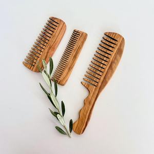 Peigne à cheveux en bois fait main, forme naturelle, artisanat durable - Product Image 5