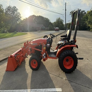 Tracteur Kubota B2601 moderne offrant une conception compacte, des performances utilitaires robustes, une maniabilité aisée et un fonctionnement fiable. - Product Image 2