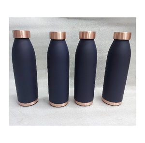 Botella de agua clásica de cobre desarrollada para disfrutar de agua fresca y promover el bienestar en casa, la oficina, el gimnasio y para viajes. - Product Image 2