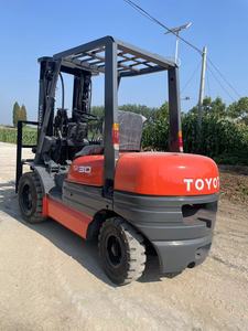 Chariot élévateur Toyota d'occasion en excellent état, 3 tonnes, avec moteur à roulement, capacité de charge nominale de 3 niveaux, 4 mètres - Product Image 3