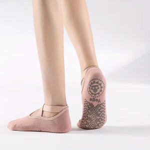 Chaussettes de sport antidérapantes en coton extensible respirant et confortable pour yoga, pilates et fitness, idéales pour l'entraînement en intérieur - Product Image 2