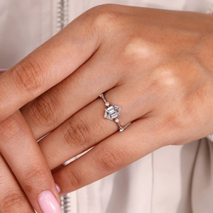 แหวนเพชรทรงหกเหลี่ยมแบบ Step Cut ประดับด้วย Prong Setting น้ำหนัก 1.15 กะรัต เพชรเลี้ยงในห้องปฏิบัติการ สำหรับงานหมั้น งานแต่งงาน งานเลี้ยง ชุบทอง 14k - Product Image 5