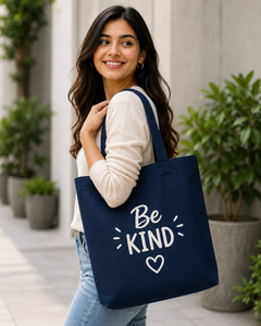 Sac fourre-tout en toile AMANI Be Kind bleu marine 15x13x4 pouces, motif lettres imprimé, ouverture supérieure, durable et réutilisable pour le shopping et les voyages - Product Image 4