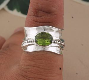 แหวนเงินแท้ 925 ประดับเพอริดอทดิบธรรมชาติ ทรงวงแหวน ประดับพลอยสีเขียว ของขวัญวันเกิดสำหรับผู้หญิง เนื่องในเดือนสิงหาคม - Product Image 2