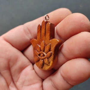 Colgante de madera con diseño de mano de Hamsa, ojo y flor, hecho de madera natural para decoración del hogar o fabricación de joyas - Product Image 3