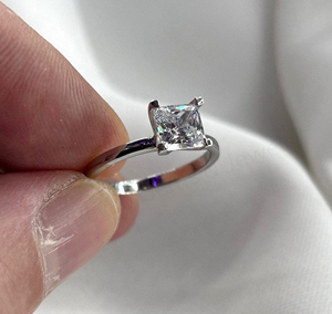 Anillo de compromiso de plata 925 con baño de rodio, circonita cúbica de corte princesa cuadrado de 6 mm con engaste de garras, para diseño clásico, joyería fina. - Product Image 6
