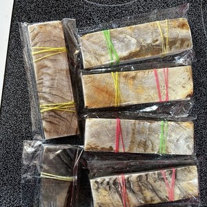 10 piezas de tamaño L, rectangulares, ecológicas, hechas a mano, rústicas, de cuerno de carnero, para empuñaduras de cuchillos, platos, arte coleccionable, 100% naturales - Product Image 1