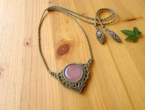 Colgante de Macramé Hecho a Mano con Perla y Gema Redonda de Corte Esmeralda con Diseño de Mariposa, Cadena de Bambú, Joyería Unisex Boho Curativa al por Mayor - Product Image 3