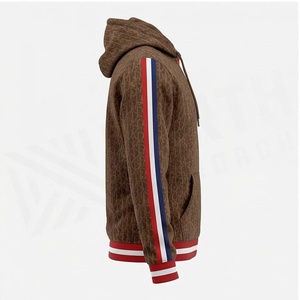 เสื้อสเวตเชิ้ตมีฮู้ดสำหรับผู้ชาย North Approach สีน้ำตาล พิมพ์ลายโมโนแกรม ลายทางสีแดง ขาว น้ำเงิน มีกระเป๋าหน้า ใส่สบายๆ ในฤดูใบไม้ร่วง - Product Image 3