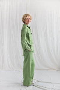 Bộ quần áo nữ hai mảnh chất liệu vải lanh màu xanh lá, kiểu dáng rộng rãi, tay dài, cài nút, phong cách mùa hè, may tại xưởng Trung Quốc. - Product Image 3