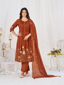 Traje Anarkali Étnico de Algodón para Mujer con Dupatta Bordada |   Colección de Ropa Lista para Usar de Boutique |   Proveedor de Exportación OEM - Product Image 4