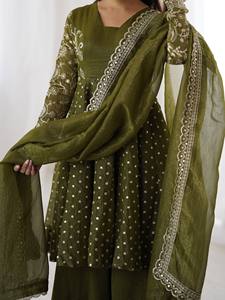 Costume Anarkali traditionnel indien pakistanais vert pour femmes avec dupatta, tenue de mariage brodée, coupe ample, longueur au sol - Product Image 6