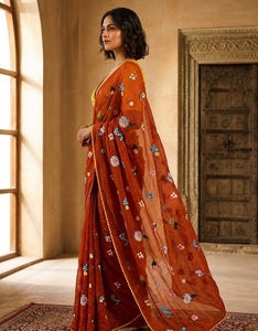Sari en Chanderi brodé KV Festive Bloom avec blouse non cousue - Product Image 5