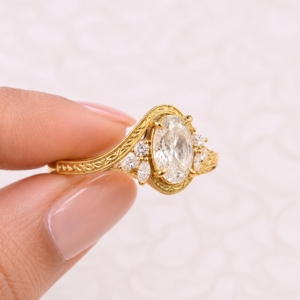 Anillo Art Deco Vintage Hecho a Mano, Anillo de Compromiso con Diamante CVD de Corte Ovalado, Anillo con Grabado a Mano de Hojas, Anillo Bypass de Oro Amarillo de 18K - Product Image 2
