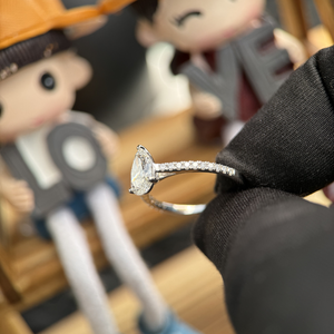 แหวนหมั้นทองคำขาว 14K ประดับเพชรเม็ดเดี่ยวทรงเหลี่ยมมรกต 1.15 กะรัต เพชรเพาะเลี้ยงสี E ความสะอาด VVS2 รับรองโดย IGI พร้อมแหวนข้างทรงบาแกตต์ - Product Image 3