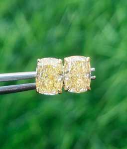 Boucles d'oreilles clous en argent sterling 925 plaqué jaune avec moissanite jaune taille coussin fantaisie pour mariage et soirée - Product Image 1
