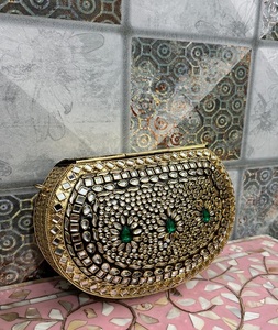 Pochette ovale Kundan en laiton de taille moyenne, faite à la main, dorée, art populaire traditionnel indien pour mariage - Product Image 4