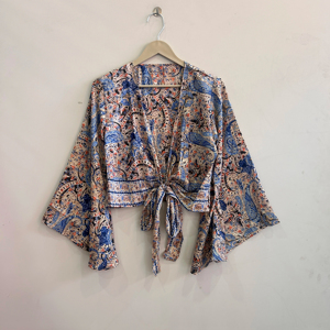 Vente en gros d'ensembles variés de crop tops en soie pour femmes, hauts à nouer style hippie, chemisiers pour femmes - Product Image 1