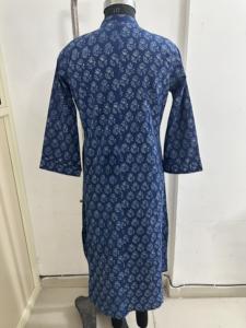 ชุดเดรสยาวทรงตรงผ้าฝ้ายพิมพ์ลายสีน้ำเงินกรมท่าสำหรับผู้หญิง แขน 3/4 สไตล์ลำลองใส่ได้ทุกวัน ติดกระดุมด้านหน้า ความยาวระดับเข่า - Product Image 4