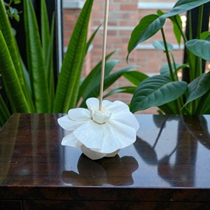 Flores de madera Sola VADEE hechas a mano, sostenibles, Dahila mini, de 8.5 cm, con varillas de fibra de planta de Sesbania de Tailandia. - Product Image 6