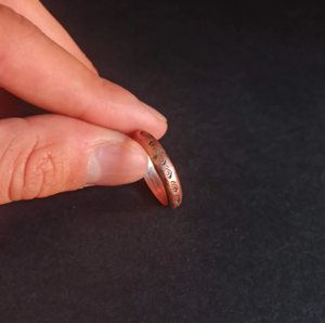 Bague en cuivre massif gravée avec un motif de symbole de l'œil ancestral, robuste et thérapeutique - Product Image 3