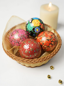 Adornos Navideños de Papel Pintados a Mano, Bolas Tradicionales para Colgar, Decoración Festiva Multicolor con Diseño Floral, Elegantes y de Alta Calidad - Product Image 3