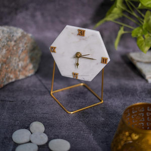 Reloj de Mesa Hexagonal de Mármol y Metal en Acabado Blanco y Dorado, Artículo Moderno para Regalo / Decoración de Sala de Estar - Product Image 2
